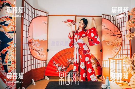 GIRLT果团网 - 教室风景：莫雅淇的原图有多广？