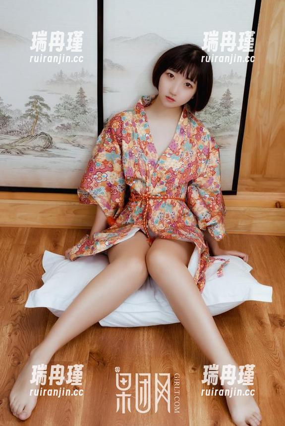 GIRLT果团网 - 谈牛仔裤：莫雅淇在线展现作品，突然对裤子有了新的兴趣。