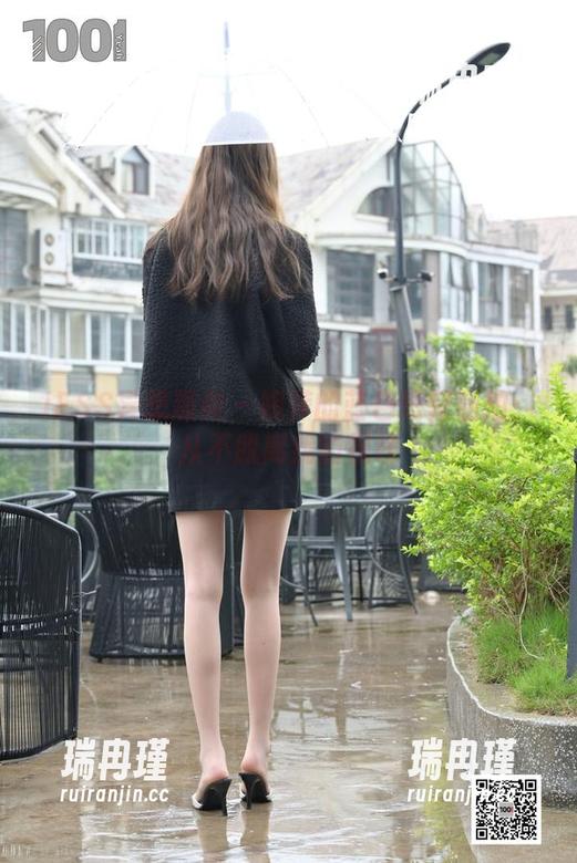 IESS异思趣向 - 婉萍的蓝色短裙私拍：从不脱离我的视线