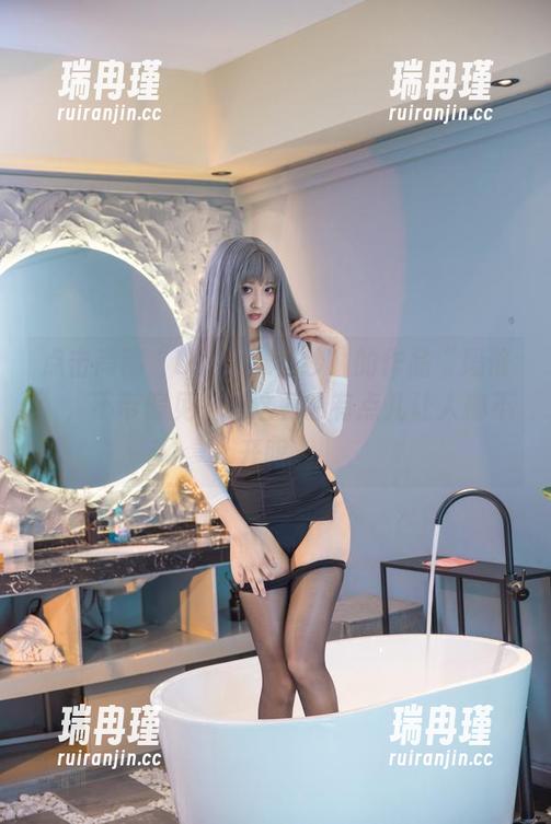 点击高清“Luisa_零纱”的作品“玛修”，不带偏见，但这真的有点儿让人挪不开眼。