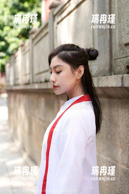 MiiTao蜜桃社-露西Lucy MiiTao蜜桃社 - 黑丝是外表,露西Lucy是内心,全集完美交融的微妙之处。