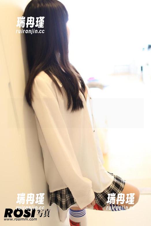 ROSI写真 照片中的ROSI,浴室光影似乎不只是拍了个澡,还有点…别的意思?