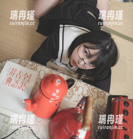 Uhye(이유혜)出新了，肉丝写真：这一波的“撩”我还挺受不了的。