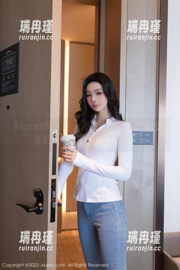 Xiuren秀人网 - 周慕汐全套黑丝图包：猩红睡衣间的微妙，太撩人了