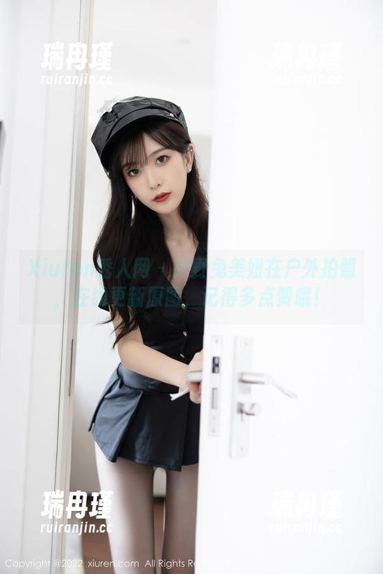 Xiuren秀人网-月野兔美妞 Xiuren秀人网 - 月野兔美妞在户外拍照,在线更新原图,记得多点赞哦!