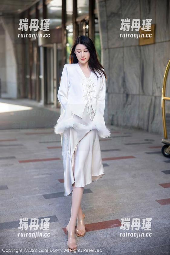 Xiuren秀人网 - 在林文文yooki的户外美图里，你会发现什么是“景中人”，下载的时候记得分个心啦！