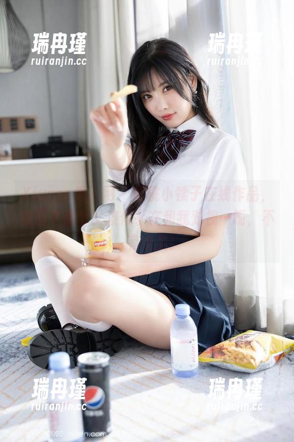 Xiuren秀人网 - 樱桃小犊子在线作品，原图中那个女孩似乎在和我对视…呃，不，有点晃！