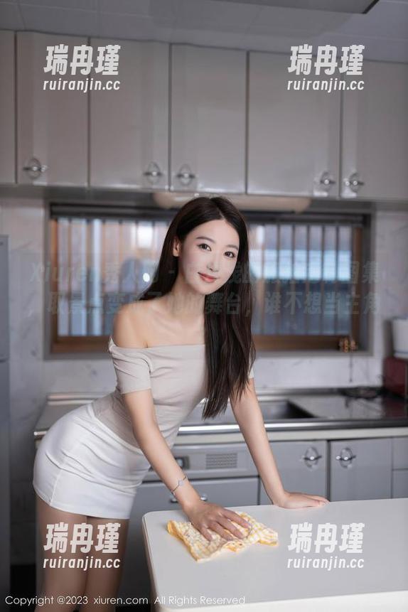 Xiuren秀人网 - 白浅浅的旅拍定制图集，取景点变成了她的舞台，谁不想当主角？