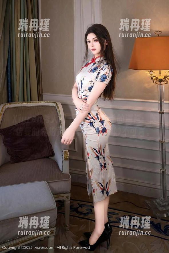 Xiuren秀人网 - 裸足与草地的邂逅：陈怡曼的私拍竟把简约演绎得妙不可言。