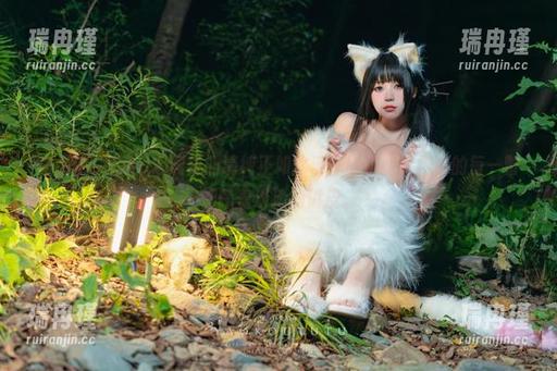 Yiko湿润兔 作品中,Yiko湿润兔的清纯正如水滴一般,图片作中的每一瞥都藏着淡淡的俏皮。