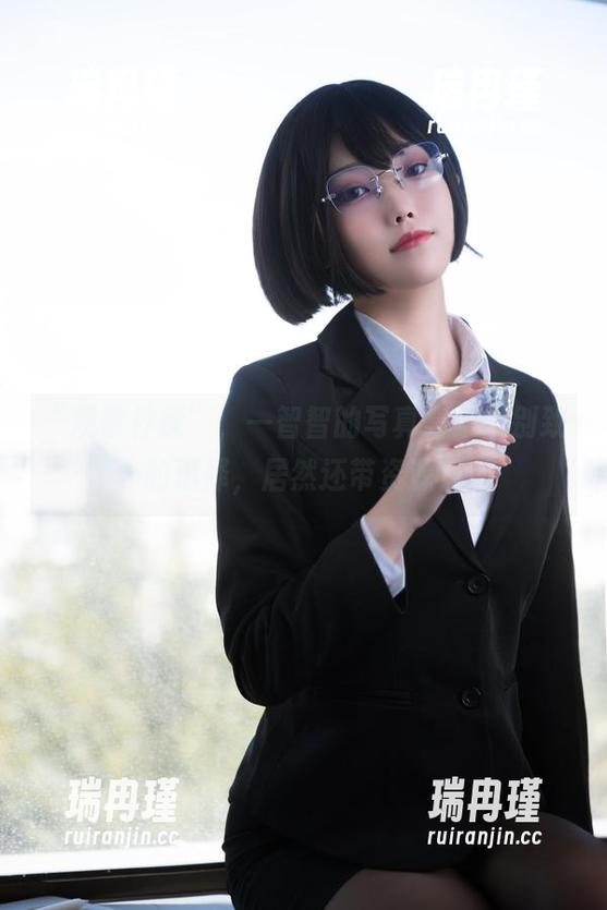 一智智 “观察柠檬”,一智智的写真集是个别致的选择,居然还带资源!