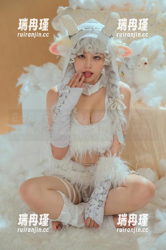 在七月喵子的双人兔女郎高清套图中……我发现自己好像沉迷于兔耳朵了，真丧！
