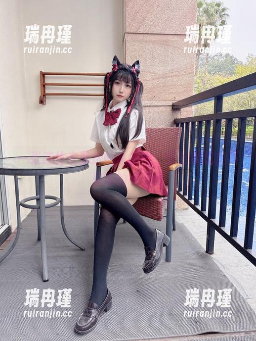 一张连体衣装扮的私房图，正好展现出不呆猫的小任性