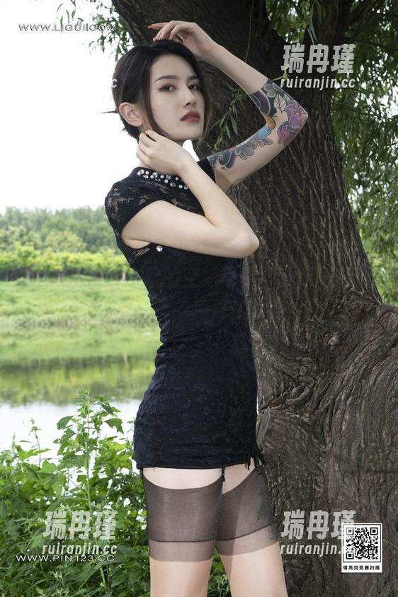 丽柜 - 看着文欣的空姐写真，脑海里想着“偷偷下载，免费就好啦！”