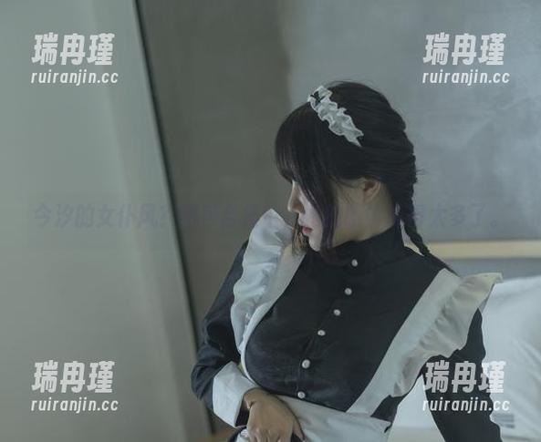 今汐的女仆风？图包合集中，她的眼神说得太多了。