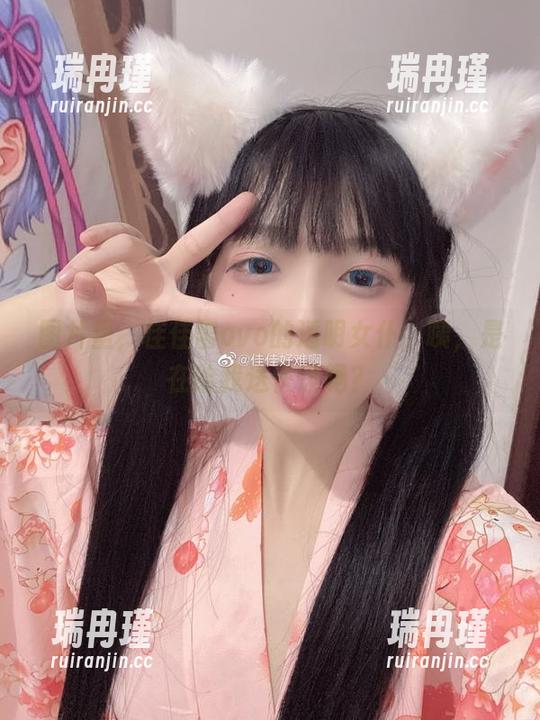 图片里，佳佳酱ovo的透明女仆，咦，是在给我送快递吗？