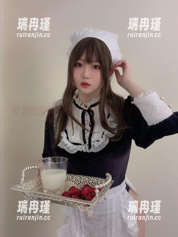 可爱的依依超级懒与傻乎乎的驯鹿：开启2021年的奇特写真之旅！