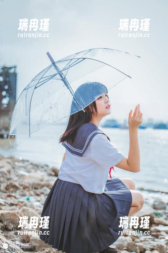 兔玩映画蕾丝边黑裙资源，透着些别样的魅惑，微微的露肤感，燃起一丝意想不到的火花。