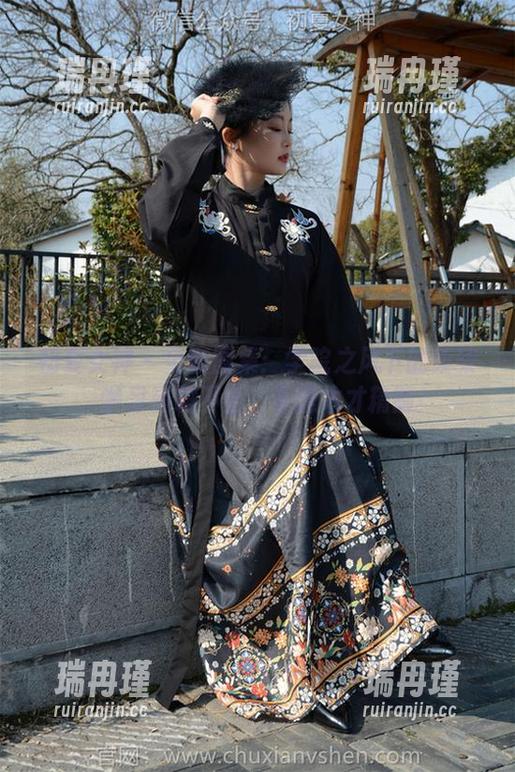 初夏女神-柒柒 初夏女神 - 全套图集:学院之风下的柒柒,学习资料不全,补这本才精髓!