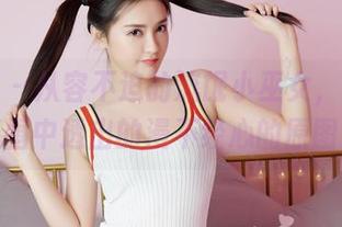 嗲囡囡 - 从容不迫的流氓小巫女，在运动氛围中透出的漫不经心的原图。