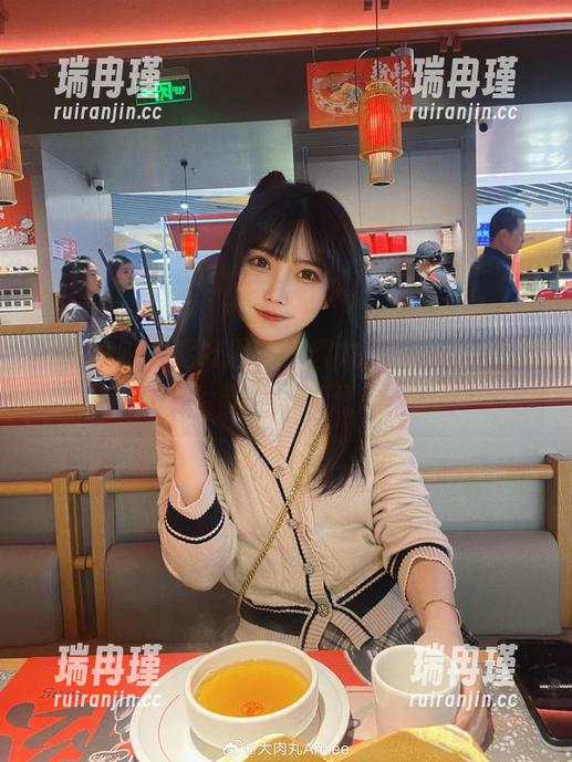 别说校服不能好看，大肉丸Amiee更新的这组图片我完全不忍心关闭！