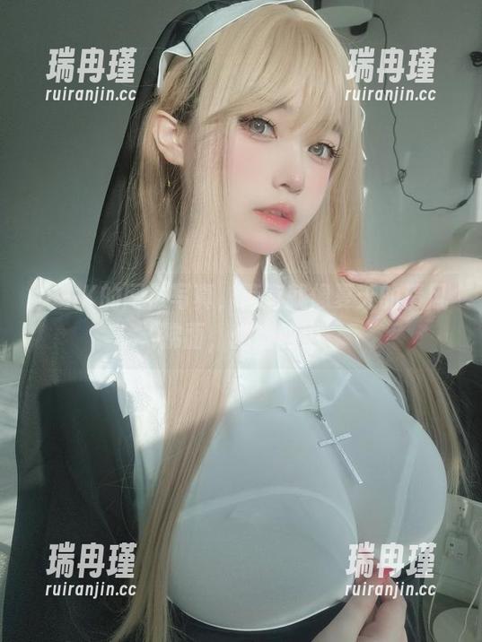女主K的网袜写真，简直就像夏天的清风拂面，幽幽四溢