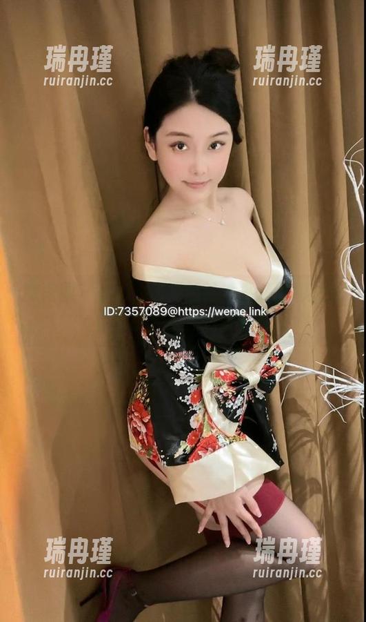 微密圈 - 小心，奶雯的泳池高清图册之美，可能会让你想跳下去