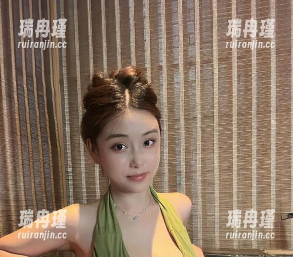 奶雯 微密圈 - 奶雯的秘密高清作品集:当隐秘变得如此公开,有一点小冲击。