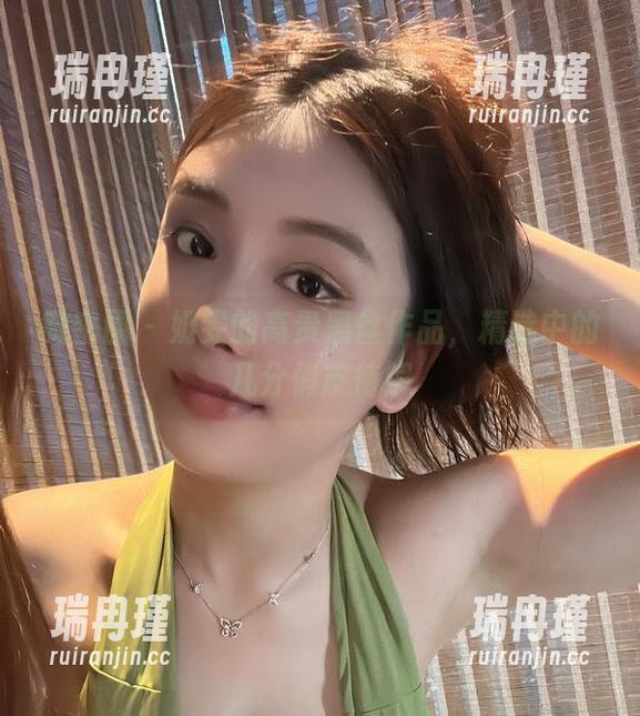 奶雯 微密圈 - 奶雯的高贵黑丝作品,精选中的几分俏皮待解