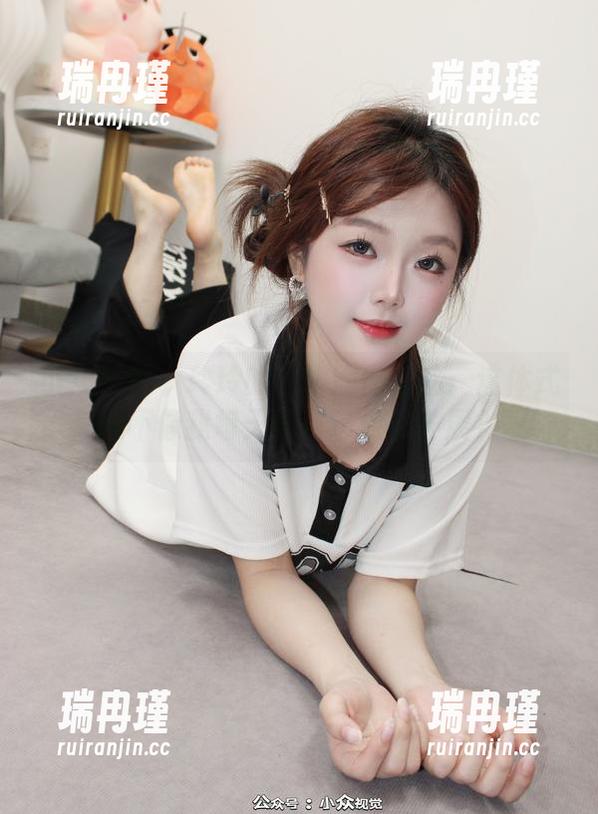 小众视觉-玲玲 小众视觉 - 玲玲的在线瑜伽作品:这体式像不像我每天给自己做的伸展?