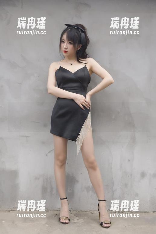 小女巫露娜 你见过穿着金丝旗袍的小女巫露娜吗?别犹豫,图包等你来打开!