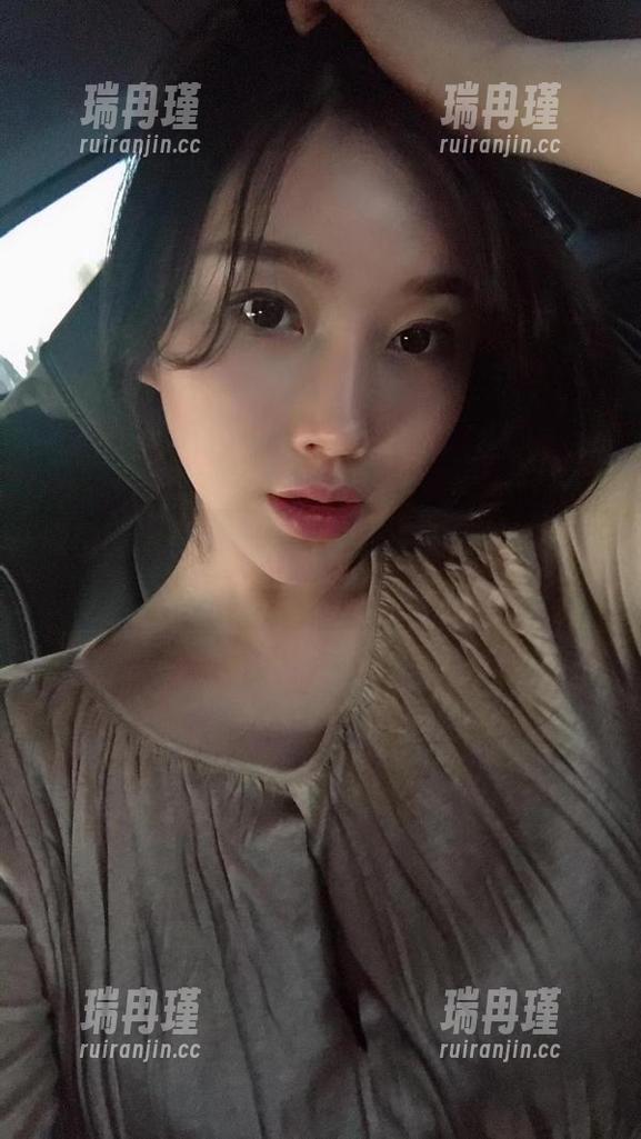 小芯酱 微密圈 - 照片中的小芯酱,紫色得让人挪不开眼