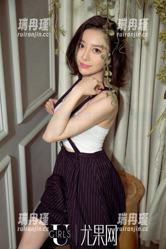 尤果网-妮小妖 尤果网 - 妮小妖的长腿在线图集,听说腿长能把人都撑开!