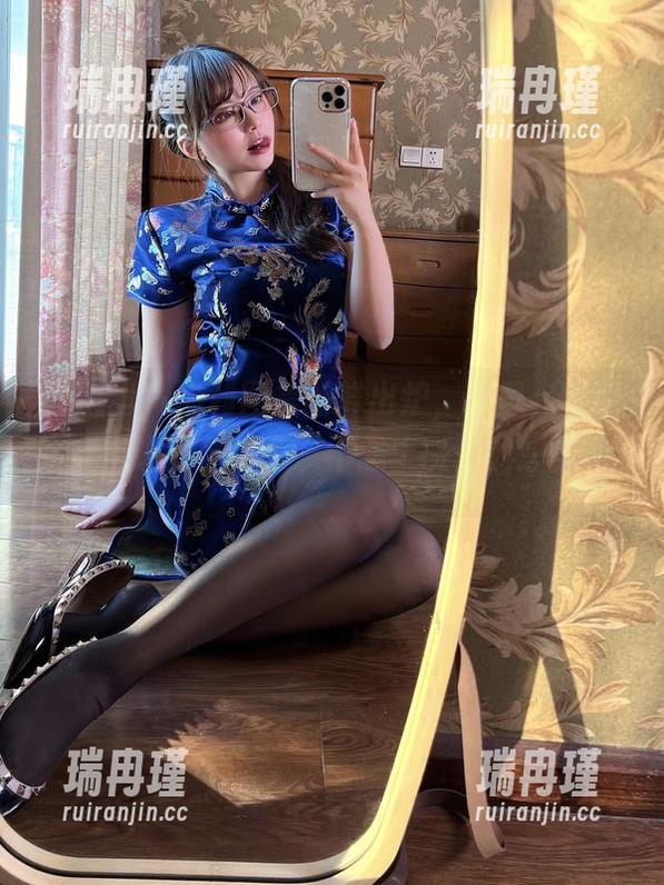 微密圈 - 福利图集新鲜出炉，张思允水手服穿搭让我产生了“不想上班”的想法啊...