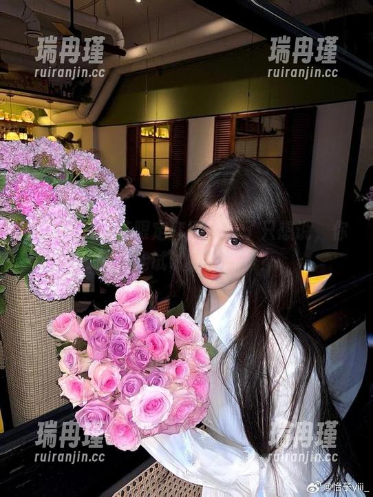 怡子yiii 怡子yiii樱花限定套图,看了只想说,你就不能试试别的背景?