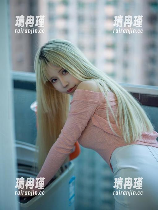 抱走莫子的短裙COS：你见过这样的图册吗？