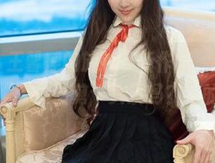 推女郎 - 王馨瑶的旅拍最新作品，一边走一边掂量“我应该剪个头发吗？”的纠结。