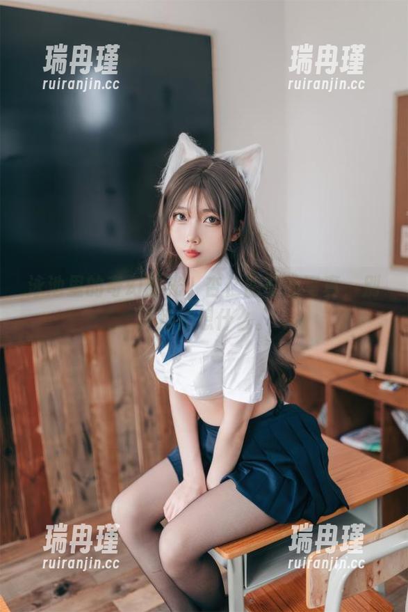 泳池里的奇幻时光，杏仁曲奇的写真，别问我在想什么。