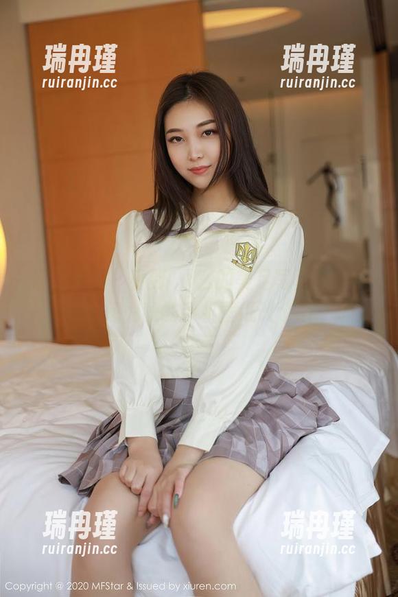 模范学院-婠婠么 模范学院 - 看到婠婠么的美足写真,让我突然想为我的手机壁纸改个名。