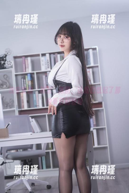浅安安的‘裸足’原图，让我们想起了那种夏日的轻松