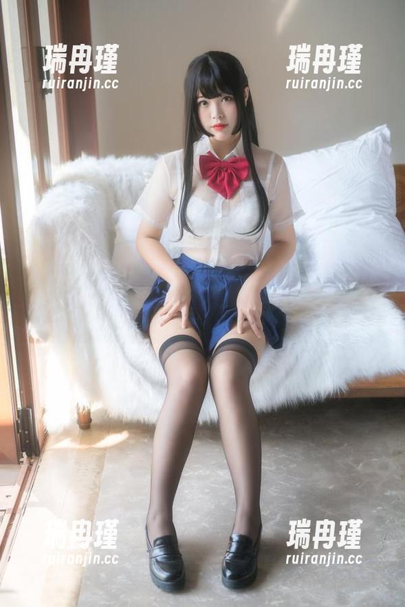 原图里，白烨烨的兔女郎比想象中…更傻乎乎，私拍果然不走寻常路。