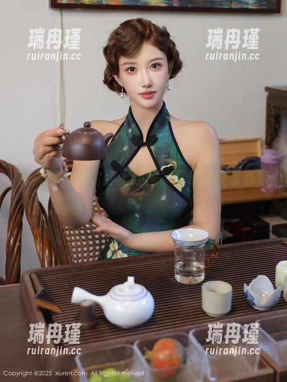 秀人网 - 允尔穿上红裙，下载按钮等着你！