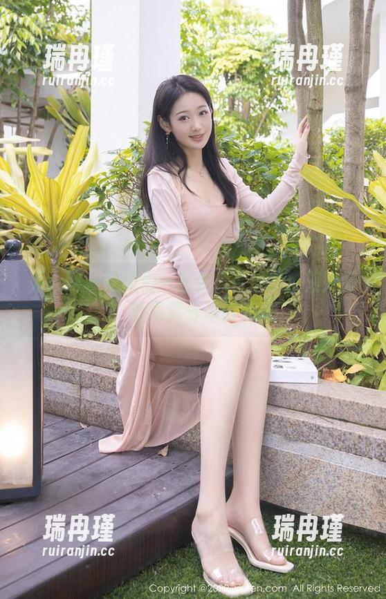 秀人网 - 让我们一起去天台追梦：刘婷婷的写真分享时光