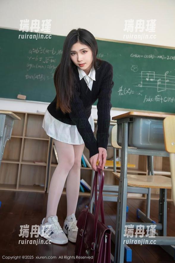 秀人网 - 礼服资源回顾，安然anran的选择真让人琢磨不透。