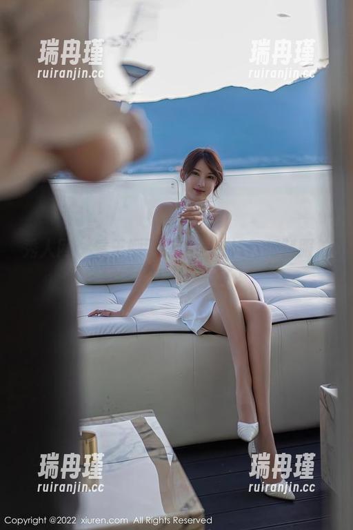 秀人网-王俪丁 秀人网 - 看王俪丁在私拍中如何把制服拍成时尚大片,惊了!