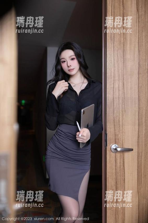 秀人网 - 这一季的户外，王馨瑶yanni写真集精选点亮我的街头漫游