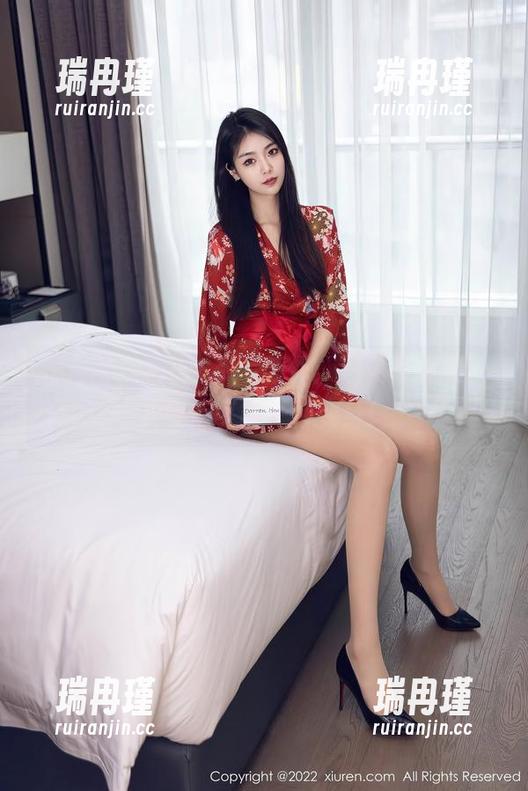 秀人网-白微Sera 秀人网 - 白微Sera新作:黑色写真集,下载后可能一秒变身!