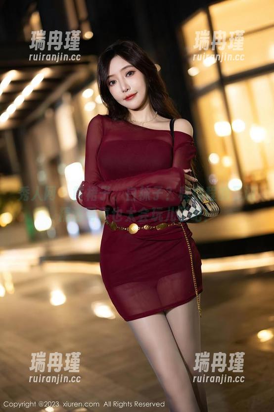 秀人网 - 黄裙子、白袜子？程程程的圣诞精选写真也太会玩儿了吧！