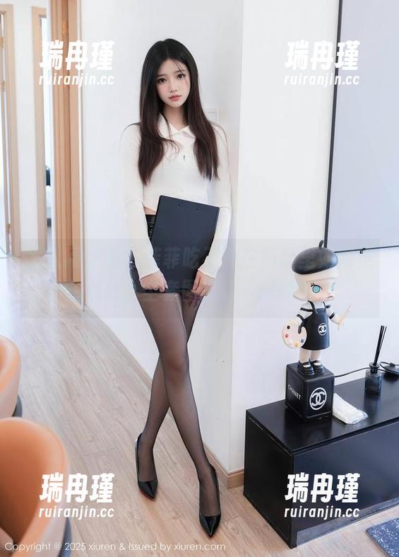 秀人网 - 看，菲菲吃不胖在黑丝里如同走钢丝，全套图集让人想破头