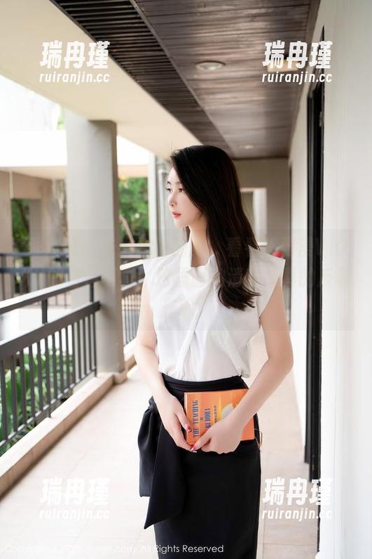秀人网-陈雅漫VICKY 秀人网 - 先别急着翻页,看看陈雅漫VICKY的白色写真,这里面的清新感真的反着光呢。